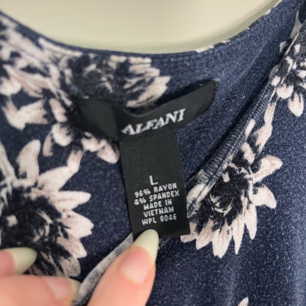 Alfani Navy and White Floral Short Sleeve Top Women’s Size L - Picture 2 of 5
